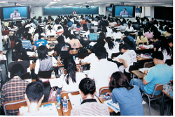 노량진 학원가는 예비교사들로 북적인다.